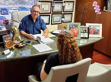 El Dr. Rafael Antún durante una consulta privada.